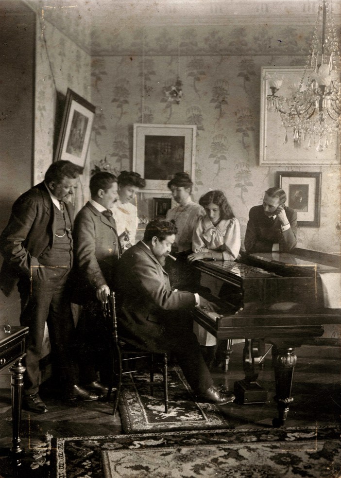 23 Albéniz tocando el piano con un grupo de amigos y familiares. Déodat de Séverac está detrás suyo. Niza 1905